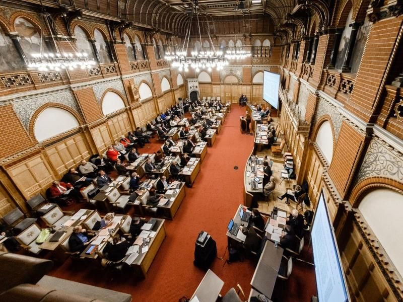 Abgeordnete sitzen während einer Sitzung in der Lübecker Bürgerschaft. Foto: Markus Scholz/Archiv