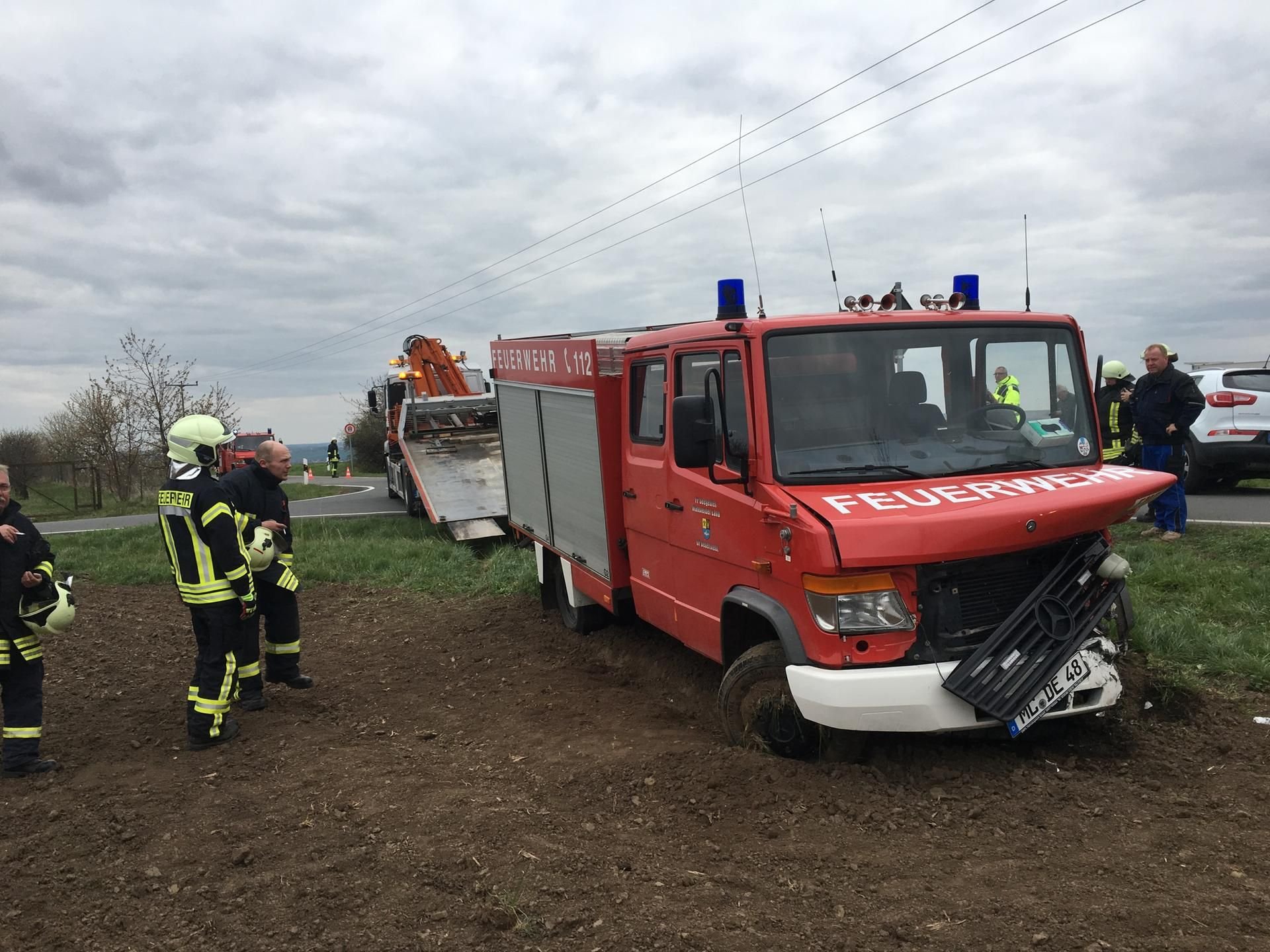 Bei einem Unfall mit einem Feuerwehrauto wurden sechs Personen verletzt.