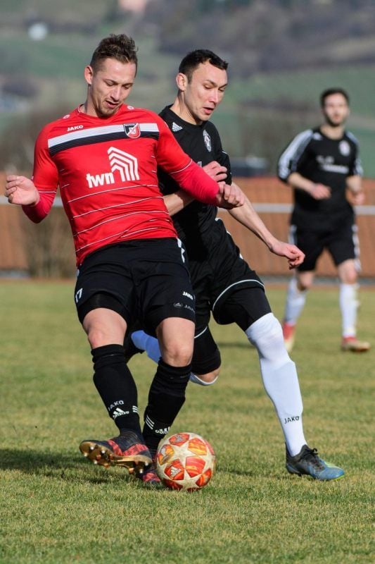 Daniel Söll (vorn), hier im Testspiel in Laucha, muss nun doch keinen Auslandseinsatz mit der Bundeswehr bestreiten und steht dem SC Naumburg in der Rückrunde der Landesliga zur Verfügung. Am Sonnabend empfangen die Domstädter im Stadion Saalestraße die SG Reppichau.