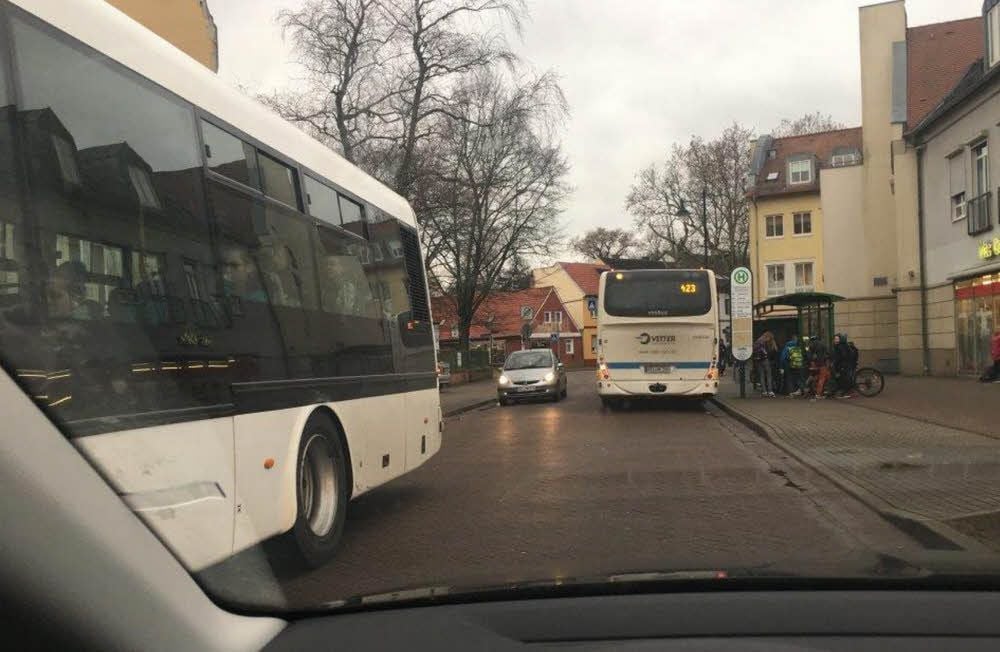 Busverkehr in der Bärteichpromenade: Hier steigen auch Schüler ein, die Richtung Aken wollen.
