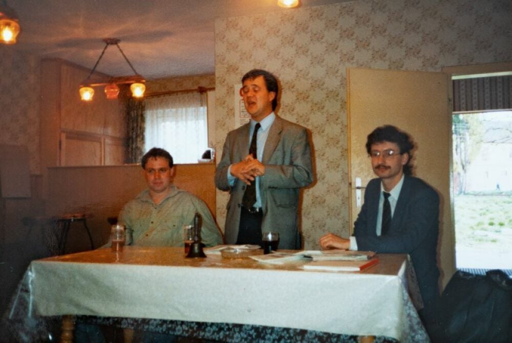Auf Einladung von Thomas Böhm (r.) wirbt Armin Laschet (M.) aus der Partnerstadt Aachen nach der Wende in Naumburg für die CDU.