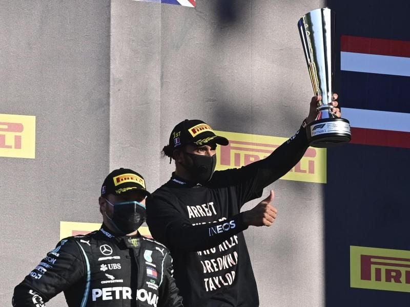 Formel-1-Weltmeister Lewis Hamilton (r) sorgte beim Rennen in Mugello mit seinem Protest-Shirt für Aufsehen. Foto: Miguel Medina/Pool AFP/AP/dpa