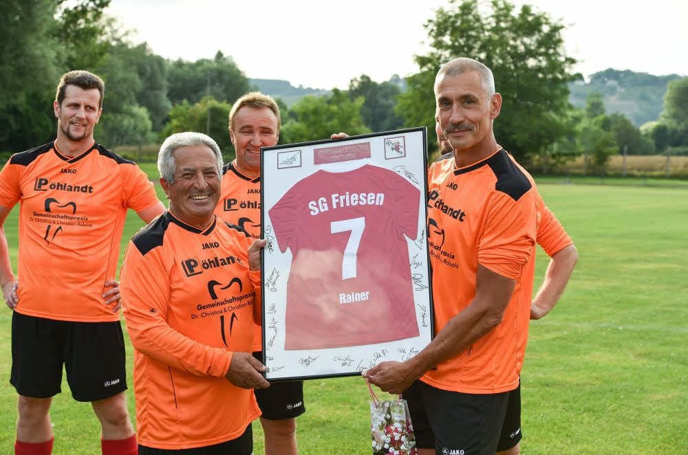 Peter Gorges ehrte vor der Partie gegen Fortuna Bad Bibra seinen Teamkollegen Rainer Rupprich (r.) für 25 Jahre im Trikot der Naumburger Friesen-Kicker.