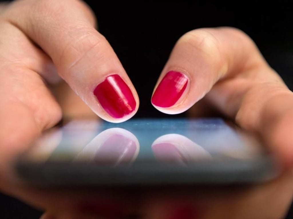 Wer bei der Arbeit sein Smartphone nicht aus der Hand legen kann, ist weniger produktiv. Daher bleibt das Gerät am besten in der Tasche. Foto: Sebastian Gollnow/dpa