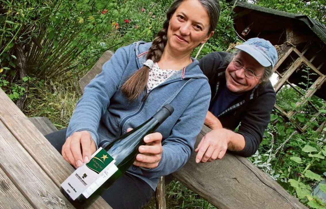 So sehen Sieger aus: Winzer René Schwalbe und seine Frau Carmen Lenke freuen sich über den Sternen-Titel.