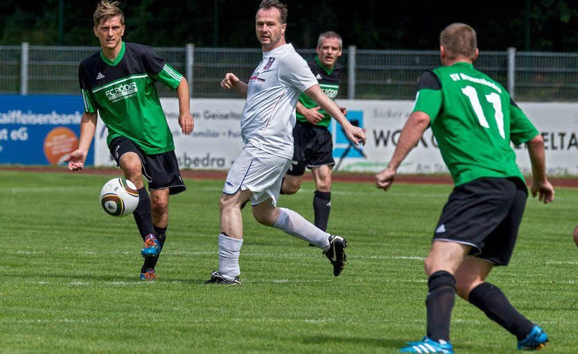 Mario Rützel (l.) spielte für das Seniorenteam des Gastgebers.
