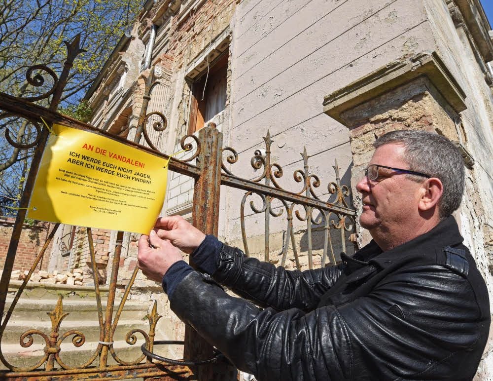 André Blechschmidt hat überall an seiner ehemaligen Ramdohr-Villa gelbe Schilder mit einer kreativen Einladung befestigt.