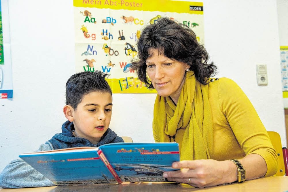 Wöchentliches Ritual: Leselernpatin Marianne Bucher (rechts) schmökert mit ihrem siebenjährigen Schützling in einem Buch.