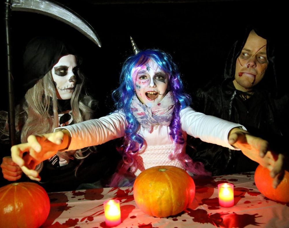 Sabrina Stenzel (v.li.), Finja Stenzel und Sven Schröder haben sich für das Halloween-Fest in Baalberge schaurig-schön kostümiert.