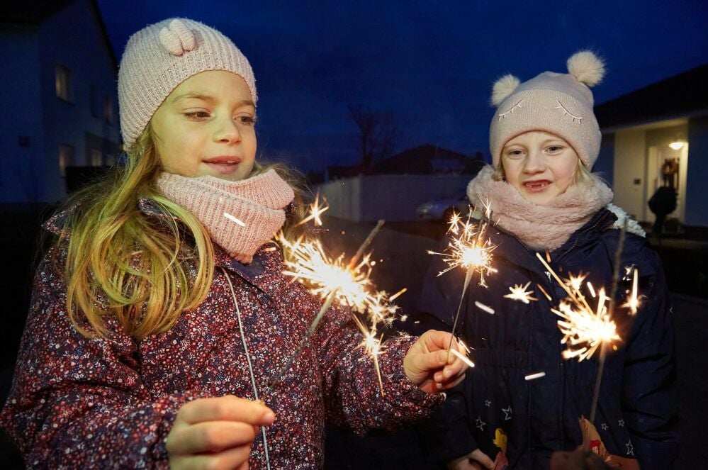 Wunderkerzen statt Böller: Wie die sechsjährige Lilly (l.) und die fünfjährige Mara aus Bernburg starteten viele etwas ruhiger ins Neue Jahr.