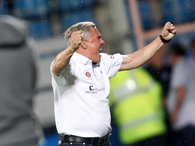 St. Paulis Trainer Olaf Janßen jubelt nach dem 1:0-Sieg seiner Mannschaft beim VfL Bochum. Foto: Roland Weihrauch