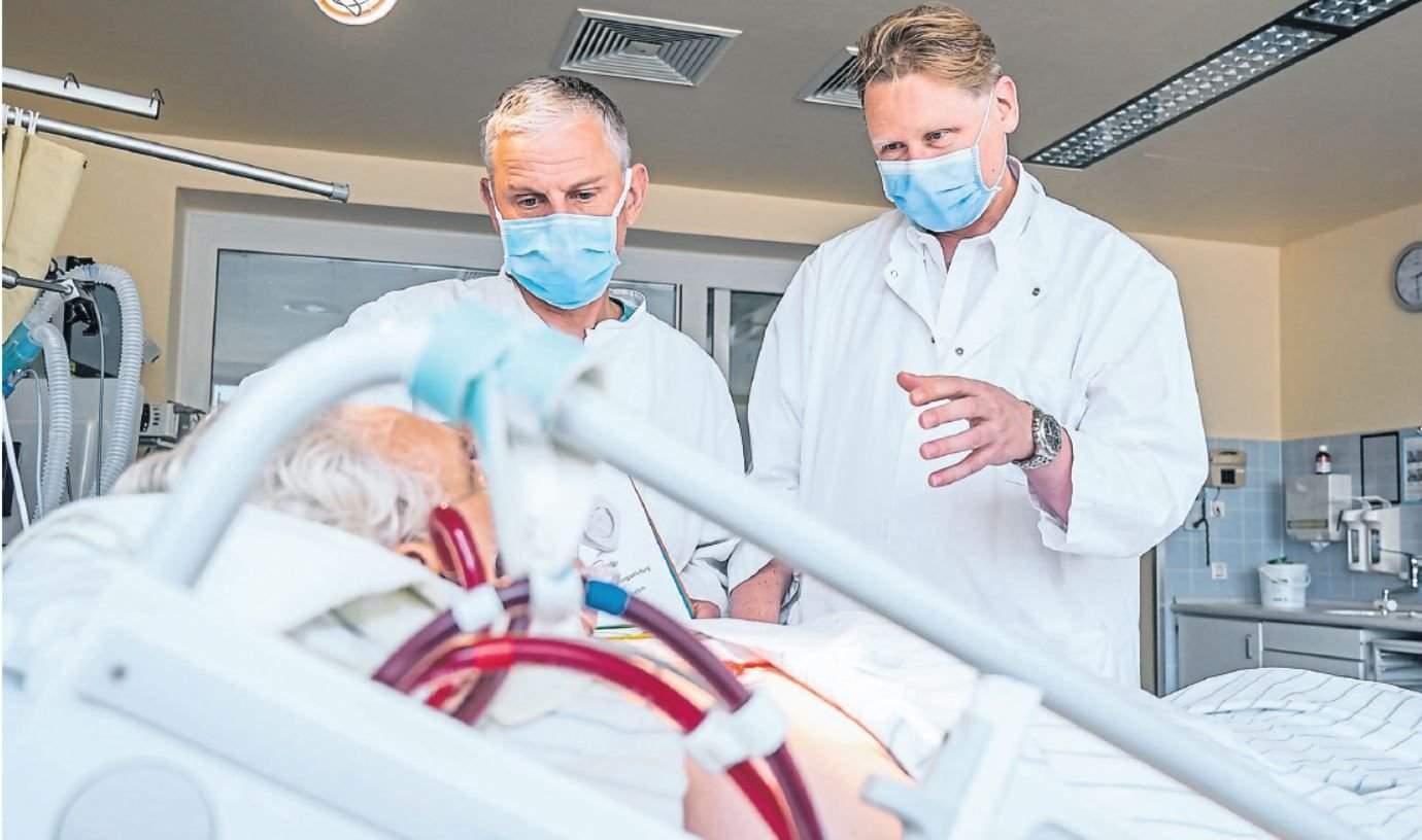Professor Gábor Szabó (rechts) erläutert gemeinsam mit dem Leitenden Kardiotechniker Markus Stiller die Funktionsweise des Herzunterstützungssystems.