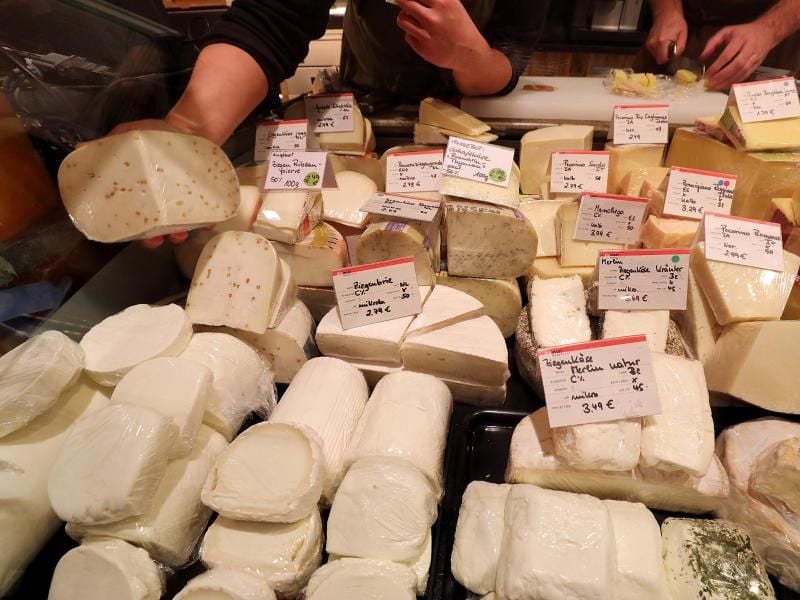 Verschiedene Rohmilchkäse der Firma Le Moulis könnten mit Bakterien belastet sein. Foto: dpa
