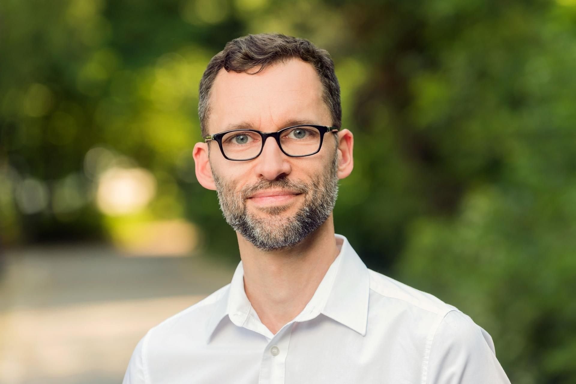 Christian Hanne ist ein Vater in Elternzeit. Wie ungewöhnlich das ist, merkt er nicht nur an der Reaktion seines Chefs, sondern auch daran, dass er meist als einziger Mann auf dem Spielplatz sitzt.