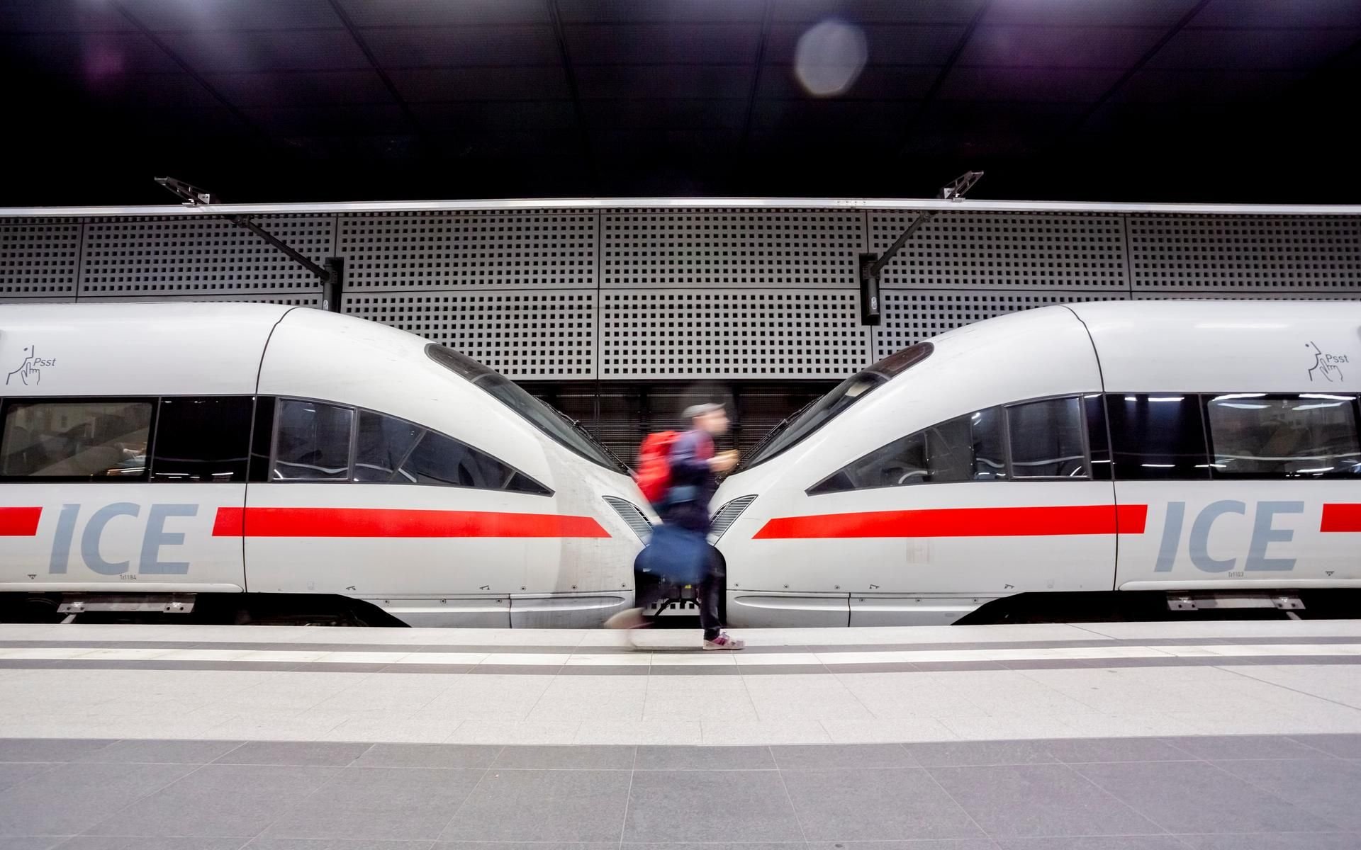 Ein Mann geht im Berliner Hauptbahnhof an einem ICE entlang. (Symbolbild)