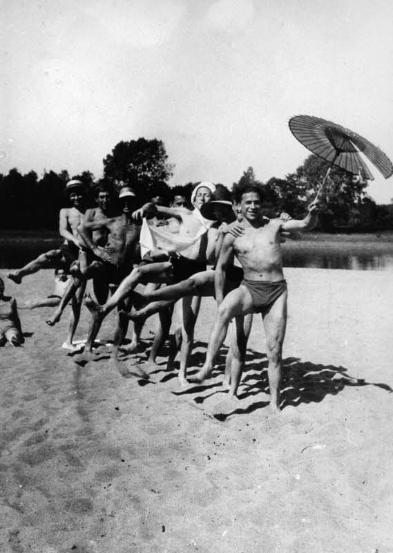 Bauhäusler 1925 an der Elbe bei Dessau, fotografiert von Irene Bayer