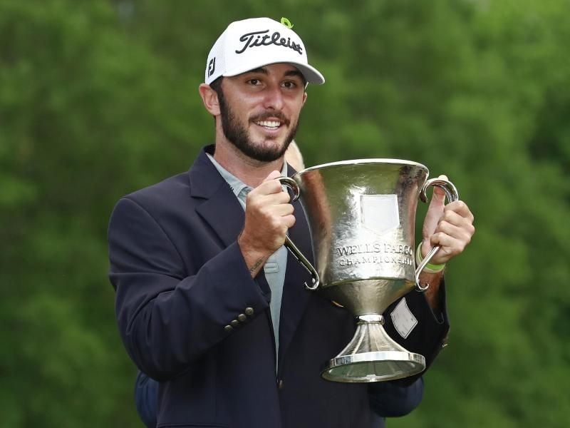 Max Homa aus den USA jubelt in Charlotte mit der Trophäe über seinen Sieg. Foto: Jason E. Miczek/AP