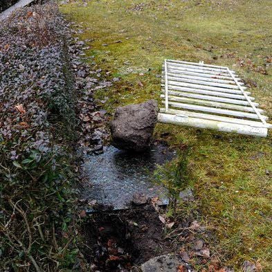 Unbekannte haben im Freibad gewütet. Hier: Ein Tor, das aus der Verankerung gerissen wurde.