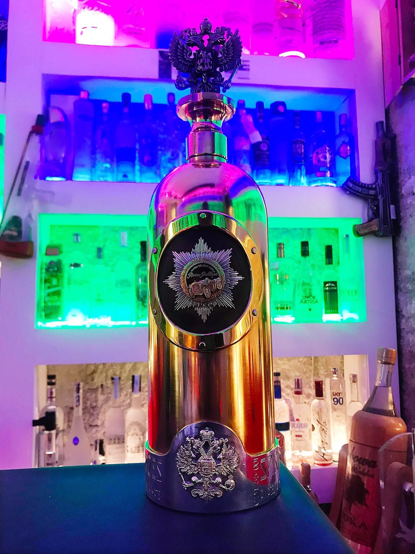 Die gestohlene Flasche Russo-Baltique, zuvor aufgenommen vom Barbesitzer