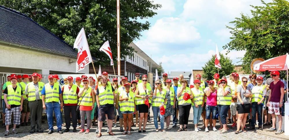 Rund 100 Colep-Mitarbeiter fordern Tarifbindung.