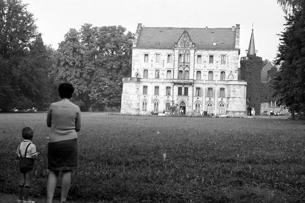 Bespitzelt im Urlaub 1967 in Thüringen: Elisabeth Reimer erkannte sich und ihren Sohn auf diesem Bild aus dem halleschen Stasi-Archiv wieder.