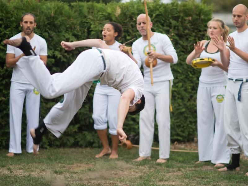 Der Capoeira-Kämpfer Daniel Ludwig der Gruppe „Unicar” demonstriert, wie vielseitig die brasilianische Sportart ist. Foto: Klaus-Dietmar Gabbert