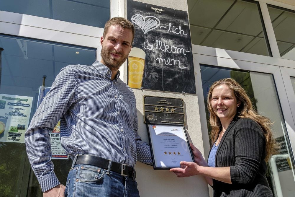 Ein Bild aus besseren Tagen: Andrea Peukert und Christian Weise zeigen ihre vier Sterne. Trotz der Einschränkungen halten sie ihr Haus geöffnet und bieten einen Lieferservice an.