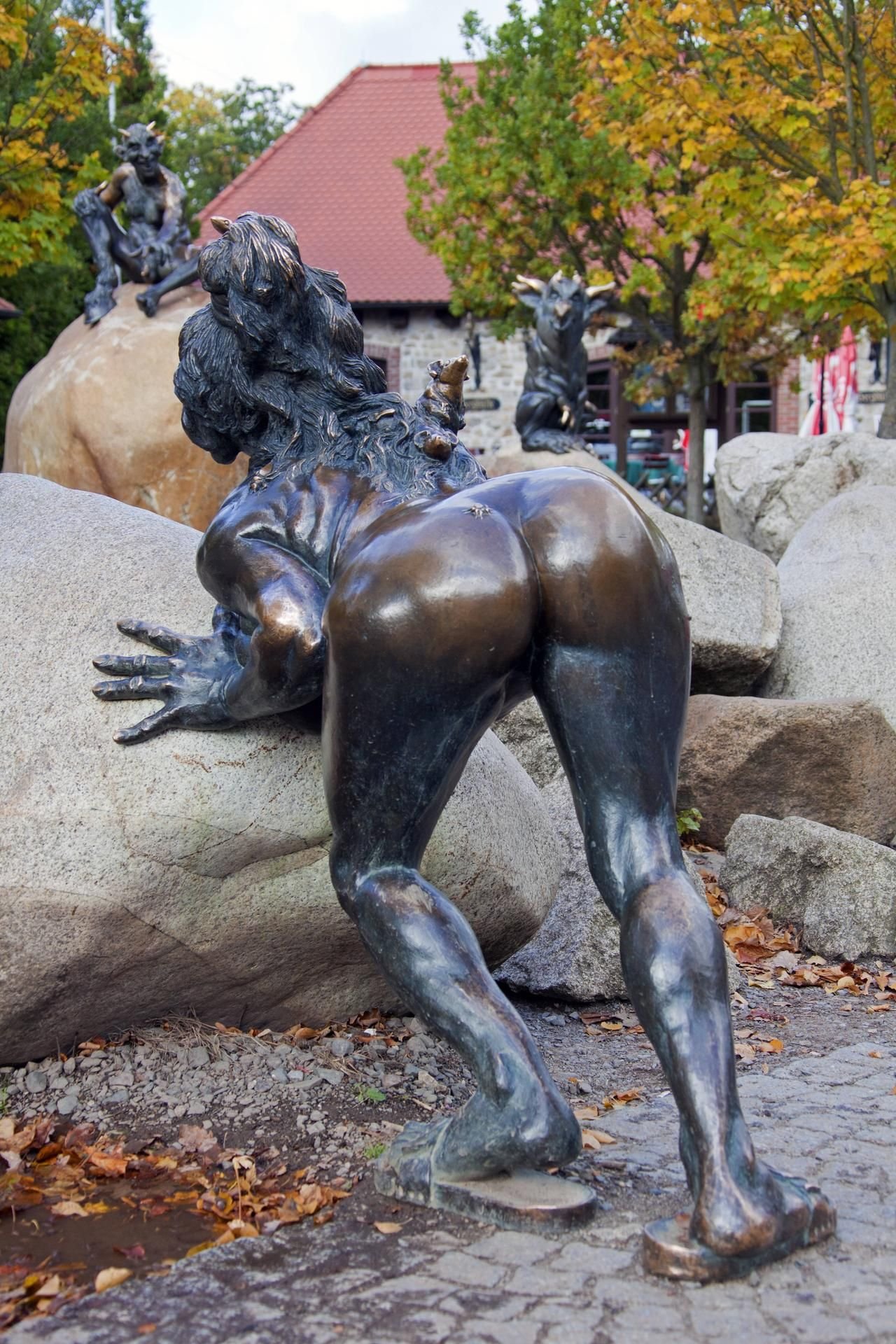 Gespaltene Ansichten zur saisonabhängigen Kurtaxe in Thale: Nicht alle Stadträte halten dies für den richtigen Weg. (Skulptur auf Hexentanzplatz)