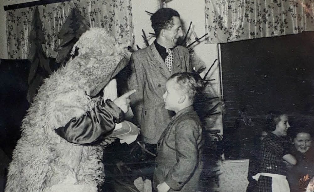 Weihnachten 1952 in Naumburg: Klaus-Dieter Kramer, der Autor dieses Beitrages, war damals noch ein Kind und wurde während der Kinderweihnachtsfeier des Naumburger Schäferhunde-Vereins beschenkt.