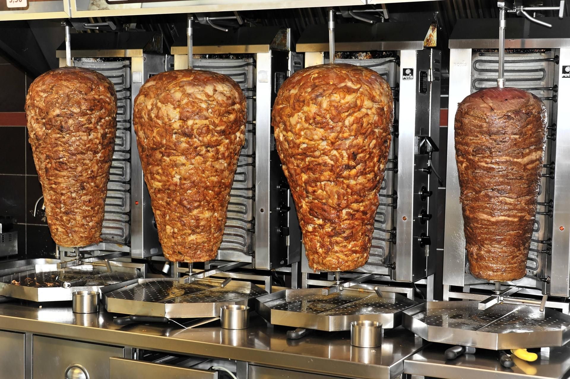 In Leipzig ist ein Streit um die unsachgemäße Lagerung eines Döner-Spießes eskaliert. (Symbolfoto)