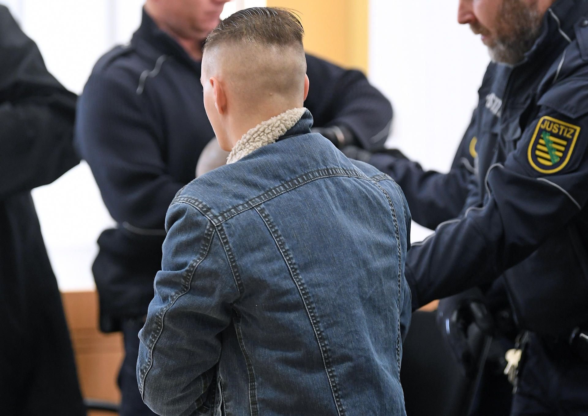 Die drei Angeklagten im Alter zwischen 22 und 26 Jahren sollen in der Nacht zum 18. April 2018 einen Bekannten umgebracht haben. Dabei sollen sie äußerst brutal vorgegangen sein und das 27 Jahre alte Opfer schwer misshandelt haben.