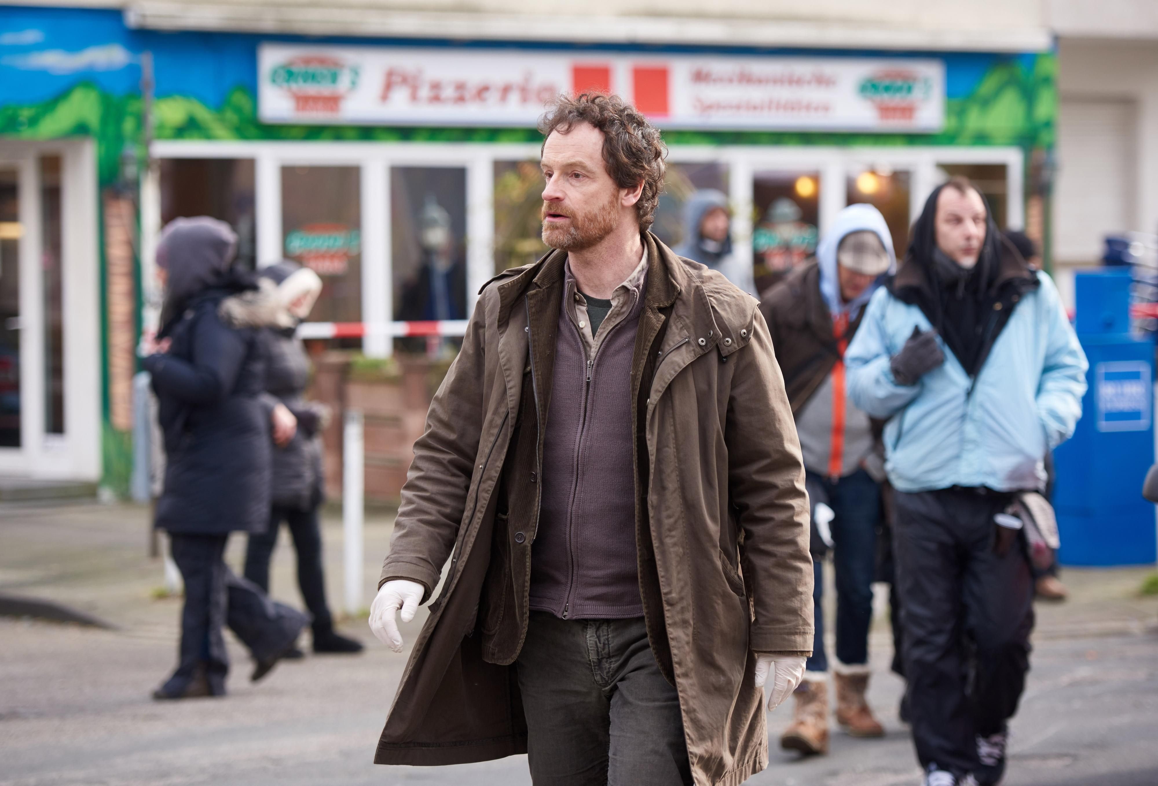Der Schauspieler Jörg Hartmann als Kommissar Faber in einer Pause bei Dreharbeiten für die Tatort-Folge "Zahltag" am Set.