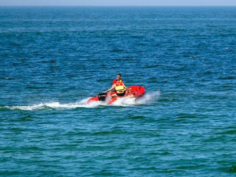 Rettungsschwimmer der DLRG bei einer Kontrallfahrt auf der Ostsee. Foto: Jens Büttner/dpa-Zentralbild/ZB/Symbolbild
