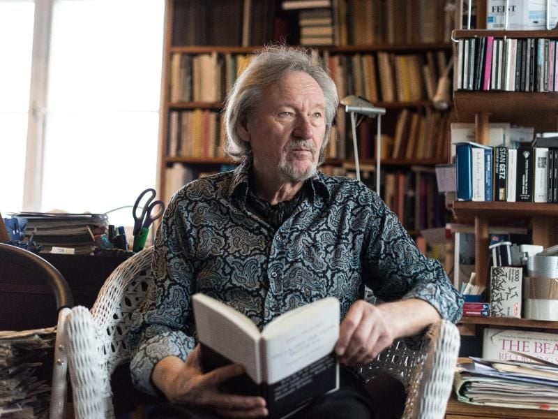 Der Schriftsteller Klaus Theweleit in seinem Arbeitszimmer in Freiburg. Foto: Patrick Seeger