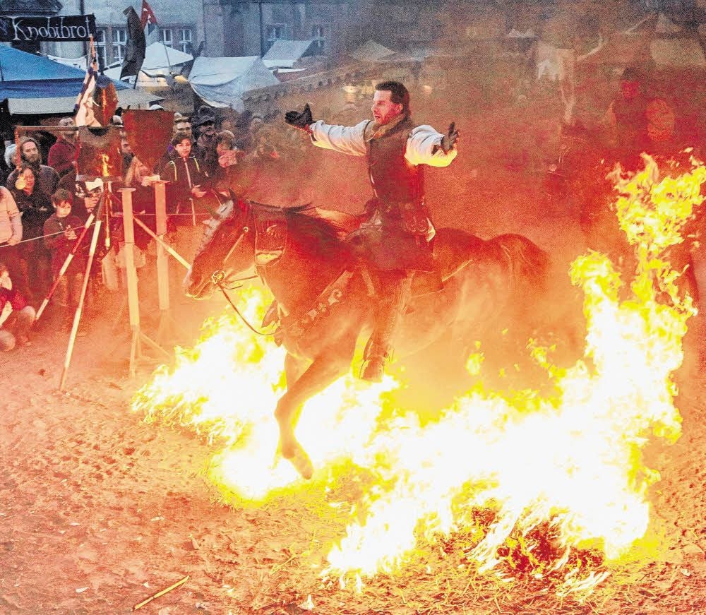 „Wenzels Ritterschaft“ begeistert mit waghalsigen Feuerspielen, die auch den Pferden viel Mut abverlangen.