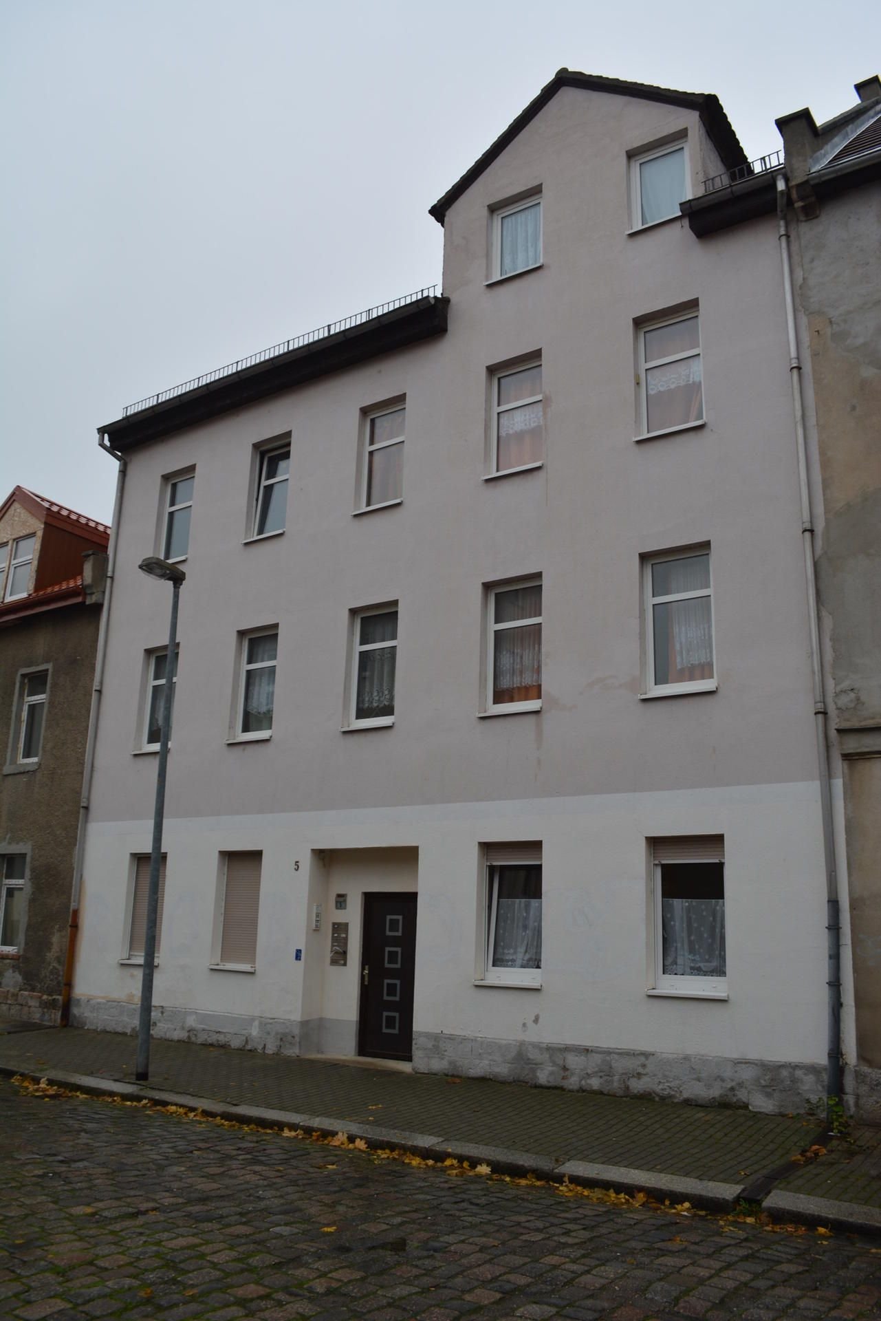 Polizeibeamte wurden in dieses Mehrfamilienhaus in der Hospitalstraße in Weißenfels wegen Ruhestörung gerufen.