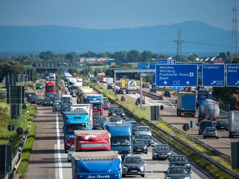 Feierabendverkehr am Autobahnkreuz bei Wiesbaden. Foto: Andreas Arnold/Archivbild
