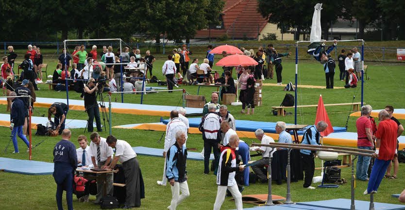 Teilnehmer aus ganz Deutschland im Jahn-Sportpark Freyburg.