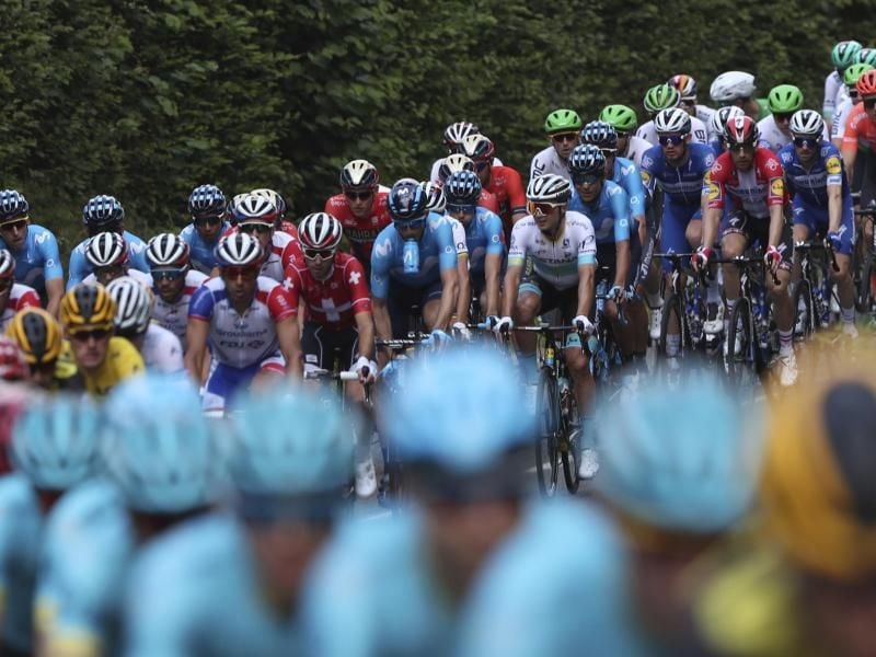 Das Hauptfeld der Fahrer auf der 3. Etappe von Binche nach Épernay. Foto: Thibault Camus/AP