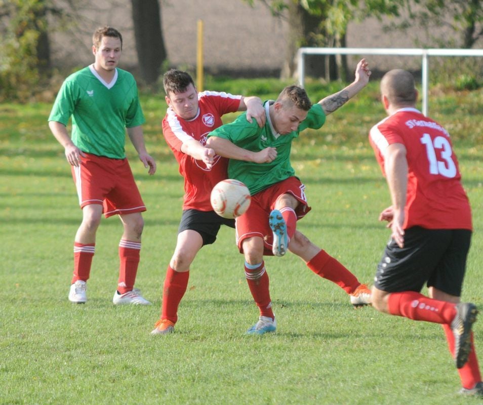 Stefan Bullirsch (2.v.l.), hier in einem früheren Spiel mit Marius Nauhardt vom FSV Klosterhäseler, traf doppelt für Germania Schönburg/Possenhain.