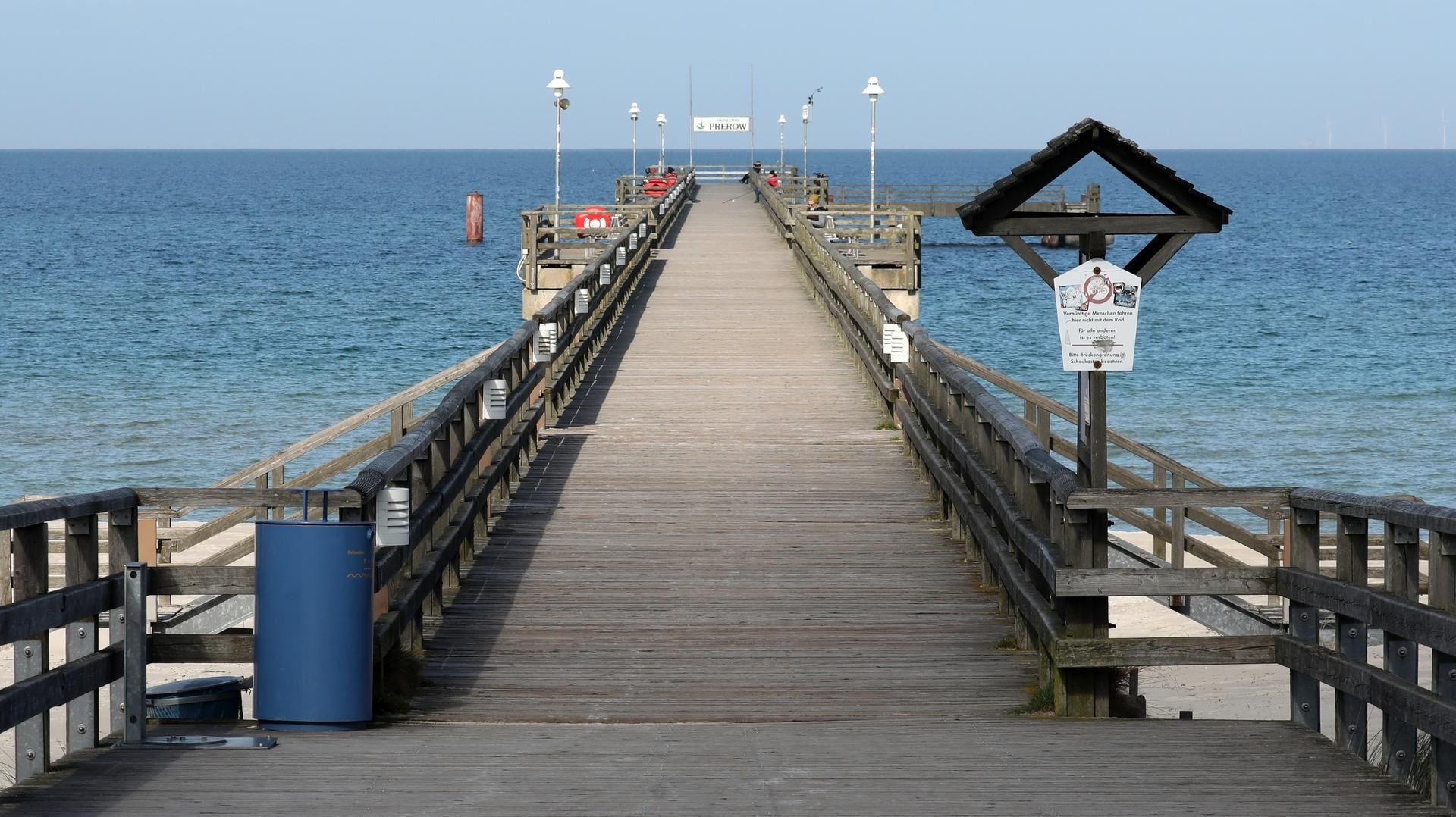Die Seebrücke in Prerow (Mecklenburg-Vorpommern) ist menschenleer. Machen alle Urlaub in Deutschland, wird sie anders aussehen.
