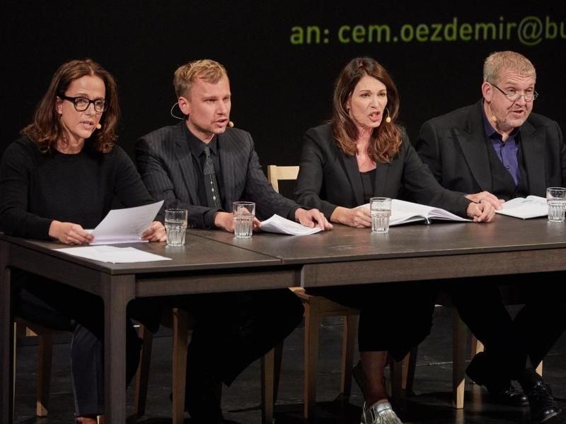 Claudia Michelsen (l-r), Robert Stadlober, Iris Berben und Dietmar Bär lasen aus Hassmails vor. Foto: Georg Wendt