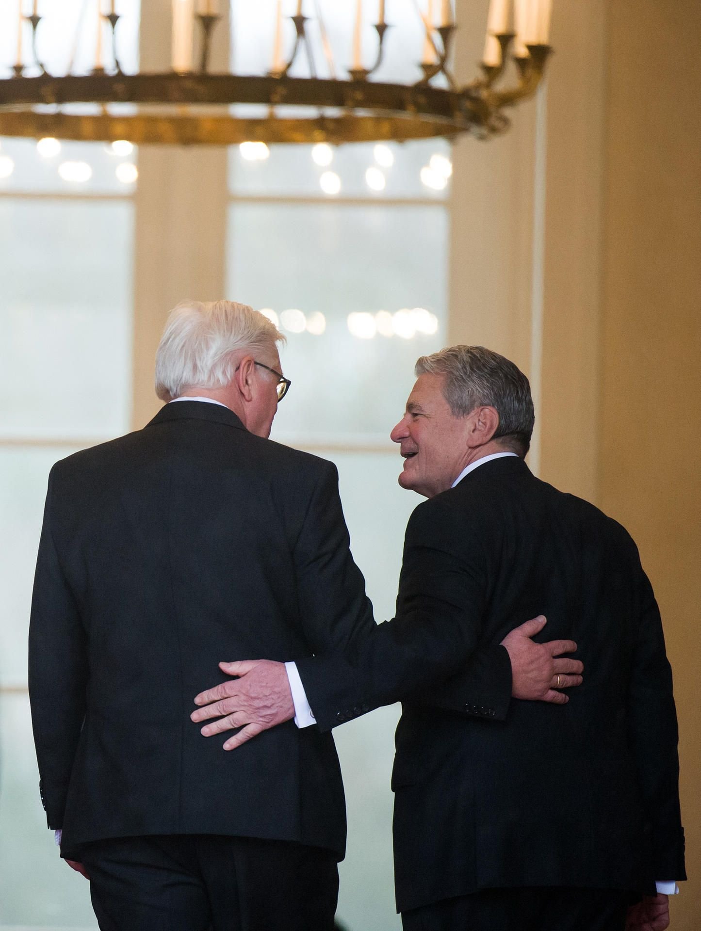 Der ehemalige Bundespräsident Joachim Gauck (r) begrüßt den neuen Bundespräsidenten Frank-Walter Steinmeier am 19.03.2017 zur symbolischen Amtsübergabe am Schloss Bellevue in Berlin.