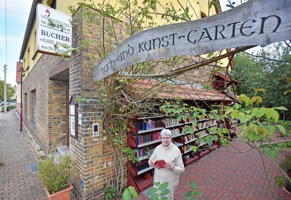 Heidi Dehne im Eingang zum Garten ihres Bücher-Consums. Im Café finden zudem regelmäßig Lesungen mit Autoren der Region statt.