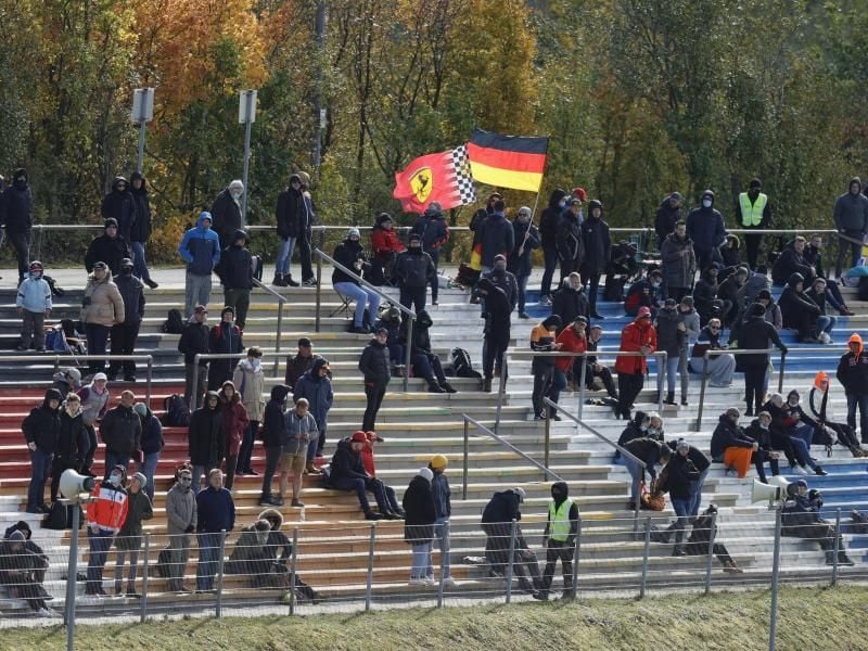 Beim Grand Prix der Eifel haben sich die 13.500 Fans auf den Tribünen gut verteilt. Foto: Ronald Wittek/Pool EPA/dpa