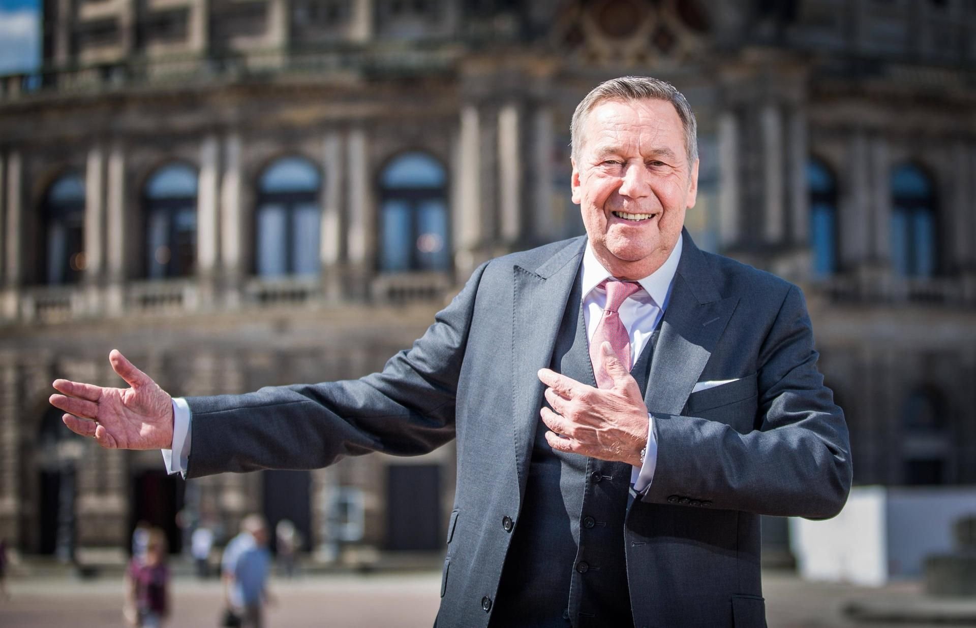 Jetzt steht fest, wer 2020 neben Sänger Roland Kaiser den Semperopernball in Dresden moderieren wird.