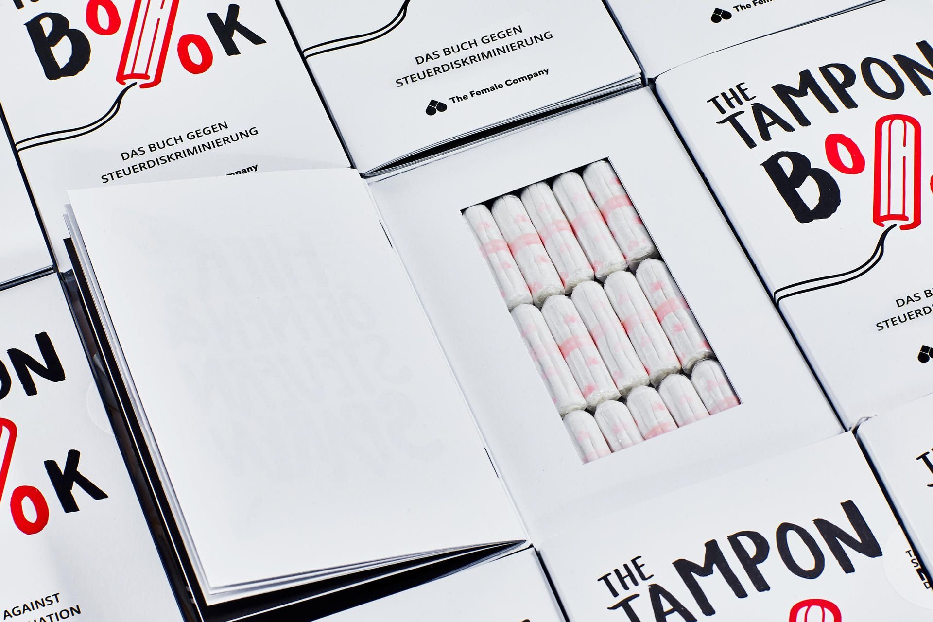 15 Tampons, versteckt in einem Buch.