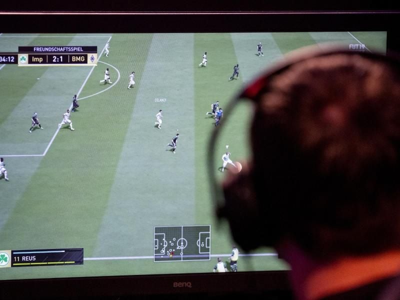 Ein Fußballspiel ist beim „Grand Final” der Virtual Bundesliga (VBL) auf einem Bildschirm zu sehen. Foto: Christoph Soeder/Archiv