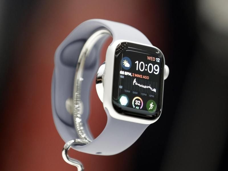 Künftig bekommt Apples Computer-Uhr einen eigenen App Store, und auf ihr laufende Anwendungen brauchen keinen Gegenpart auf dem iPhone mehr. Foto: Marcio Jose Sanchez/AP/Archiv