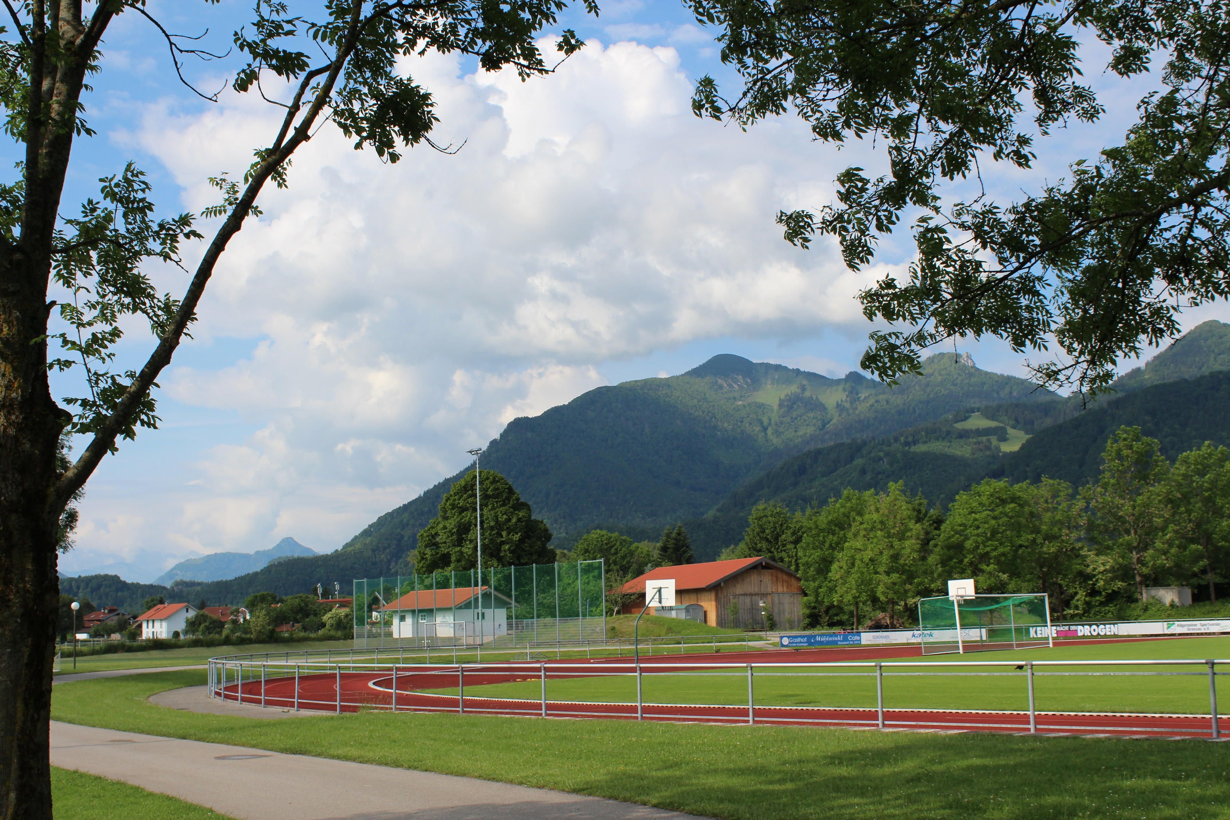 Blick auf das Sportgelände Grassau